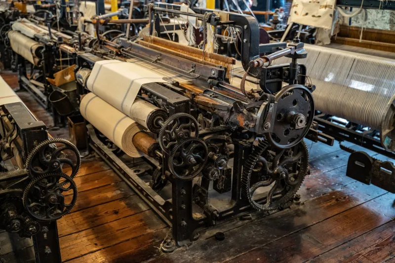 Eight Spindles, Eight Threads: What Hargreaves' Loom Teaches Modern Concurrent Systems